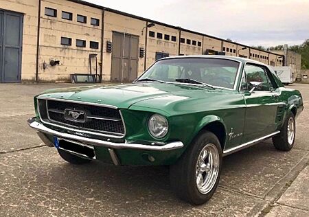 Ford Mustang 1967 V8 Coupé Oldtimer top Zustand