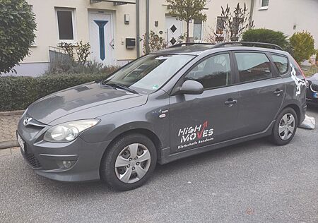 Hyundai i30 CW blue 1.6 CRDi 66 kW Classic Classic