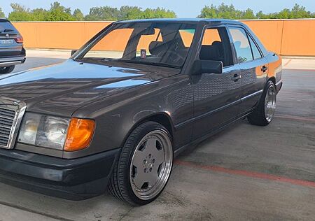 Mercedes-Benz E 230