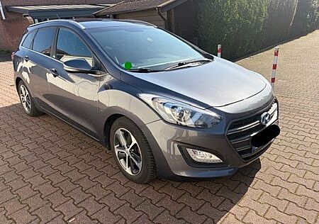 Hyundai i30 blue 1.6 CRDi PASSION mit AHK