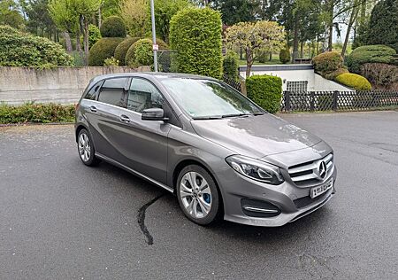 Mercedes-Benz B 180 LED KAM AHK ELEKTRISCH URBAN TÜV SCHECKHEFTGEPFL