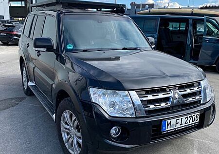 Mitsubishi Pajero 3,2 DI-D 4WD Edition 30 Automatik Edi...