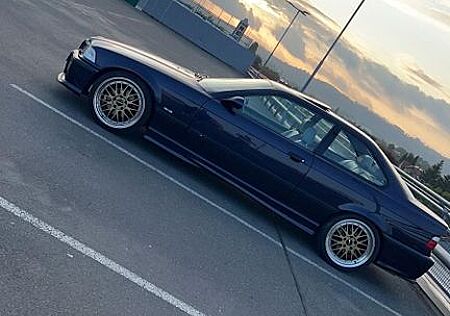 BMW 323i Coupe