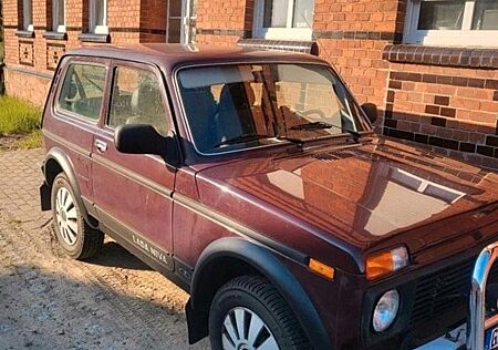 Lada Niva 1.7i 4x4 LPG - Dunkelrot