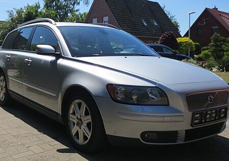 Volvo V50 2.4 S Automatic Kombilimusine silber Benzin