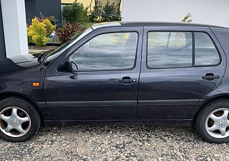 VW Golf Volkswagen 1.8 Auto Standard / OLDTIMER