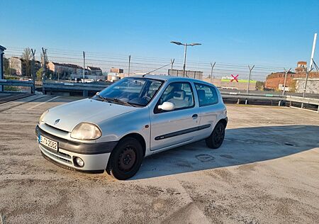 Renault Clio 1.4 TÜV NEU!