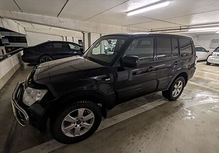 Mitsubishi Pajero , 130.000 km, TÜV 8/2025, doppelt bereift