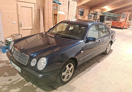 Mercedes-Benz E 240 ELEGANCE Elegance