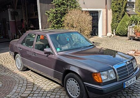 Mercedes-Benz 220 E
