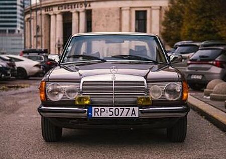 Mercedes-Benz 220 W123 D vom 1977