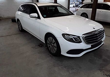 Mercedes-Benz E 220 Avantgarde*Night-Paket*LED*SHZ*MBUX*DAB