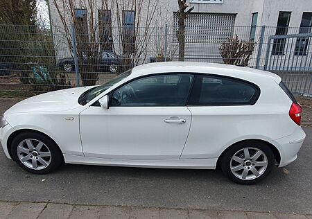 BMW 116i mit regelmäßigen Inspektionen.