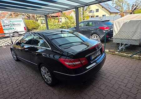 Mercedes-Benz E 250 Coupé CGI BlueEFFICIENCY ELEGANC...