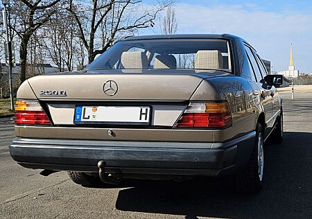 Mercedes-Benz 250 W124 250D Oldtimer H-Kennzeichen