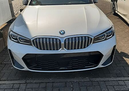 BMW 330e Autom. Kombi M-Sport LED-Navi-AHK-el.Sitze
