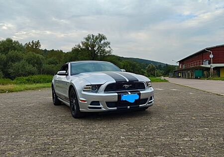 Ford Mustang V6 3.7L Cabrio. Frischer Service