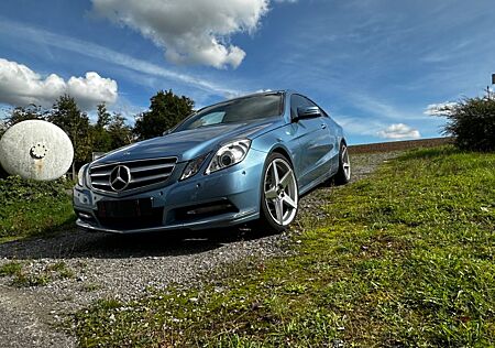 Mercedes-Benz E 200 Coupé | Eisblau | Panoramadach | TOP