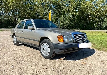 Mercedes-Benz 230 (W124) Juwel aus Familienbesitz