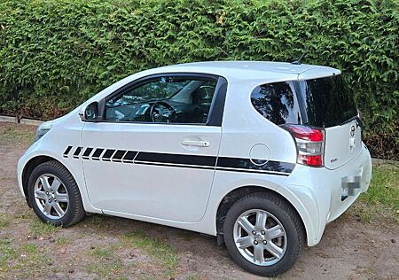 Toyota iQ 1,0 TÜV NEU mit Ganzjahr-Bereifung von PRIVAT