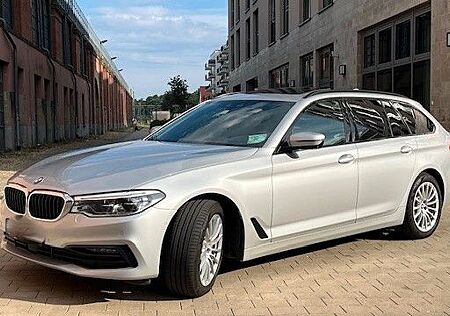 BMW 530d xDrive Touring / HUD, Pano, AHK, Nappa