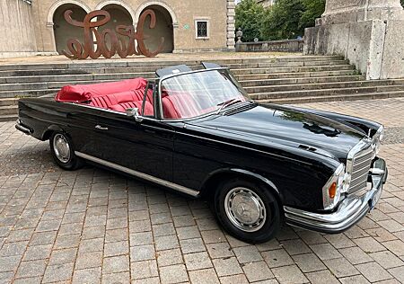 Mercedes-Benz 280 280SE 3.5 Cabrio Conversion schwarz/rot