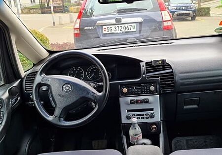 Opel Zafira 2.2 -