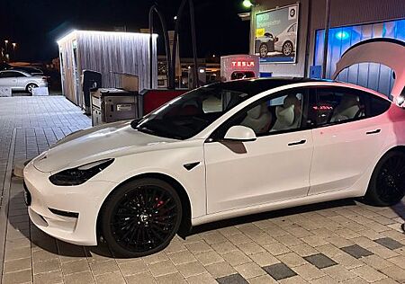 Tesla Model 3 Allradantrieb mit Dualmotor Performa...