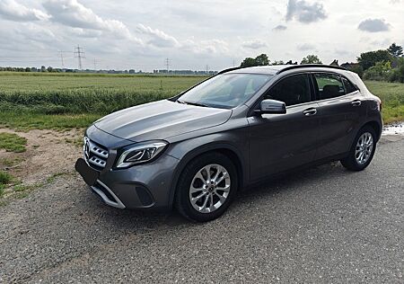 Mercedes-Benz GLA 220 4MATIC DCT - mit Super Ausstattung/Navi