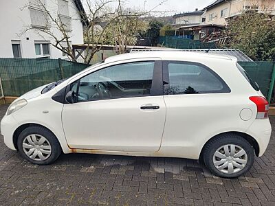 Toyota Yaris 1,0-l-VVT-i Cool Cool  Plus 2 Jahre Tüv