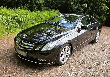Mercedes-Benz E 200 CGI Coupé BlueEFFICIENCY