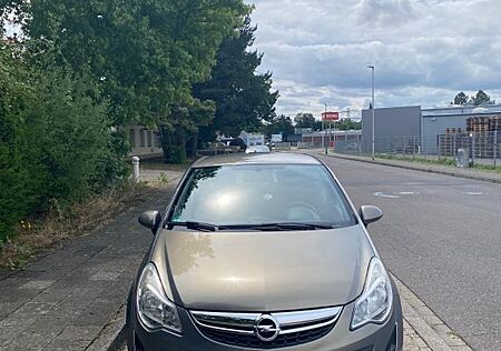 Opel Corsa D 1,4 . 150 Jahre .