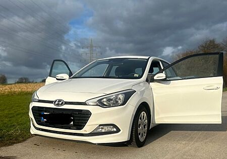 Hyundai i20 1.0 T-GDI TÜV bis 08/2027 Allwetterreifen