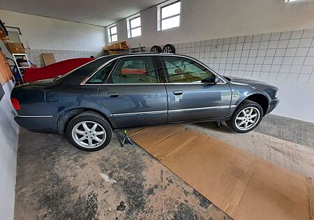 Audi A8 3.7 tiptronic quattro -