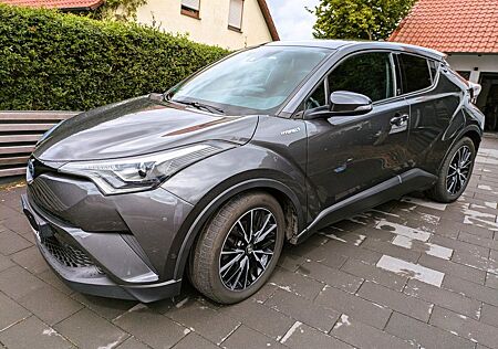 Toyota C-HR 'Team Deutschland', 8-fach Reifen, Anhänger