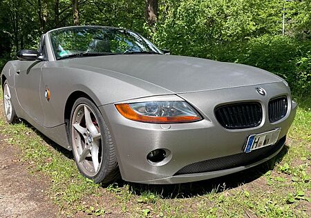 BMW Z4 3.0i - Sommer-/Garagen-Fahrzeug - neu foliert