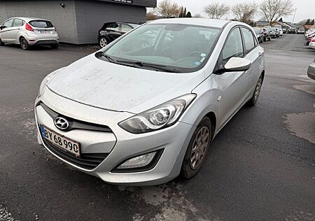 Hyundai i30 blue 1.6 CRDi 81kW Trend