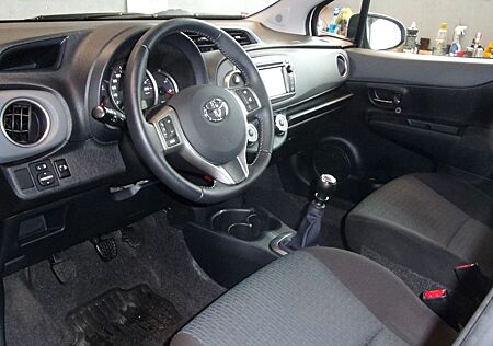 Toyota Yaris Life XP13 Rückfahrkamera Allwetter 1 Hand