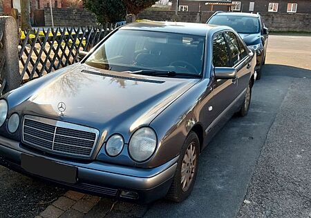 Mercedes-Benz E 200 CDI CLASSIC Classic