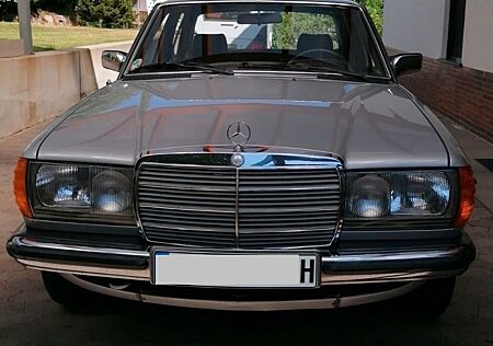 Mercedes-Benz 200 D W123 5 Gang Schiebedach