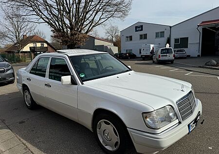 Mercedes-Benz 220 E Automatik | Schiebedach| 2 hand | TÜV |