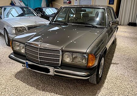 Mercedes-Benz 230 E