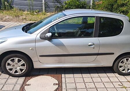 Peugeot 206 + / 1.4 (75PS) TÜV 03.27