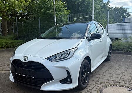 Toyota Yaris Hybrid Black&White
