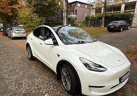 Tesla Model Y Allrad, AHK, max. Reichweite, 8-fach Alu, USt.