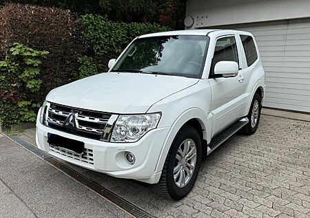 Mitsubishi Pajero 3,2 DI-D 4WD Intense Automatik AHK Kamera