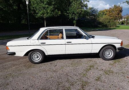 Mercedes-Benz 240