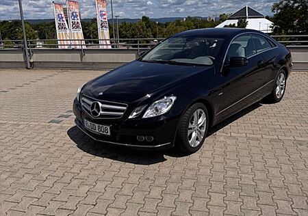 Mercedes-Benz E 200 Coupé CGI BlueEFFICIENCY ELEGANC...