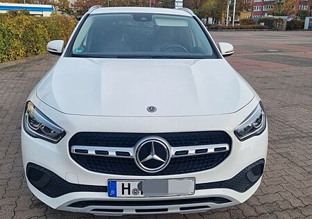 Mercedes-Benz GLA 200 4MATIC DCT -