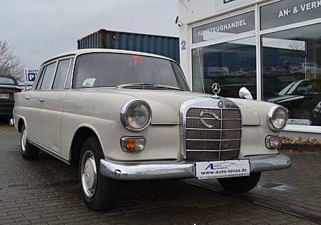 Mercedes-Benz 200 W110 Heckflosse